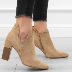 Beżowe botki zamszowe szpic