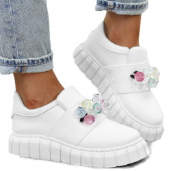 Białe sportowe loafersy...