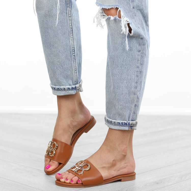 brazowe-klapki-damskie-camel-paskie