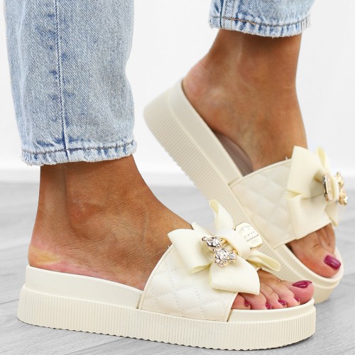 bezowe-klapki-damskie-platforma-kokarda-z-misiem