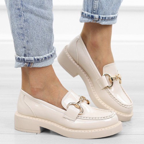 bezowe-loafersy-mokasyny-pobuty-damskie-lakierowan