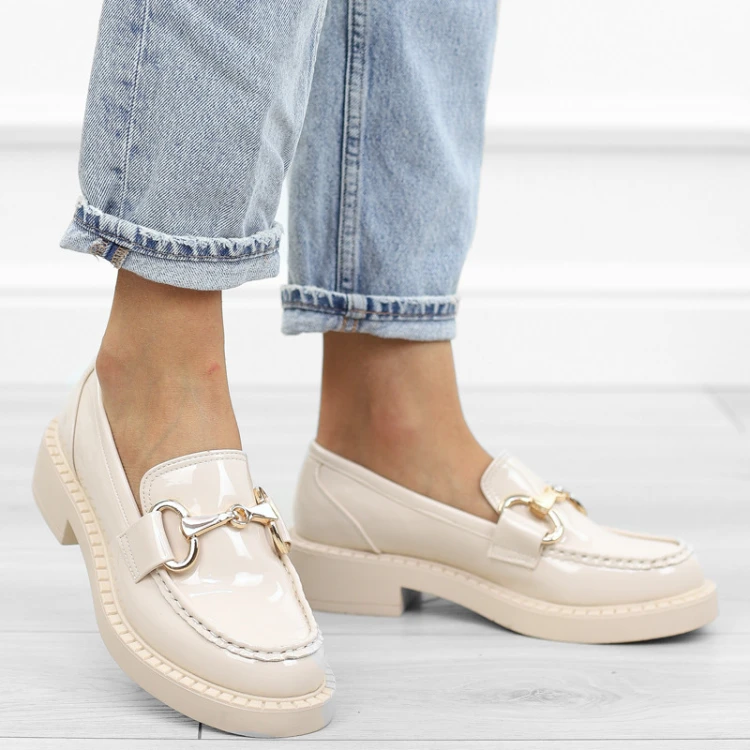 bezowe-loafersy-mokasyny-pobuty-damskie-lakierowan