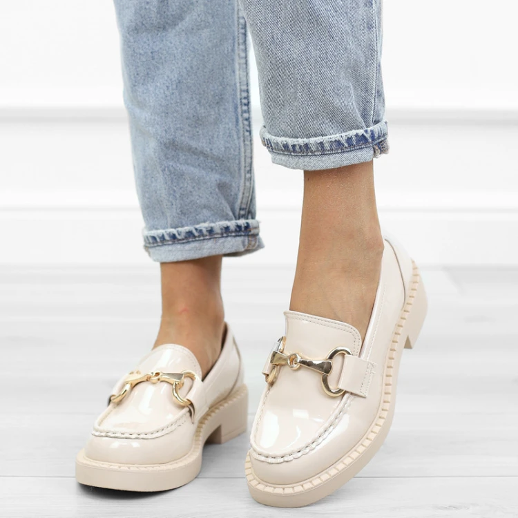 bezowe-loafersy-mokasyny-pobuty-damskie-lakierowan