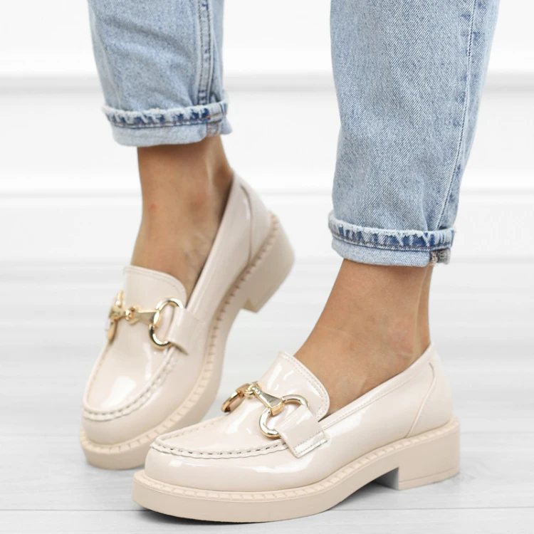 bezowe-loafersy-mokasyny-pobuty-damskie-lakierowan