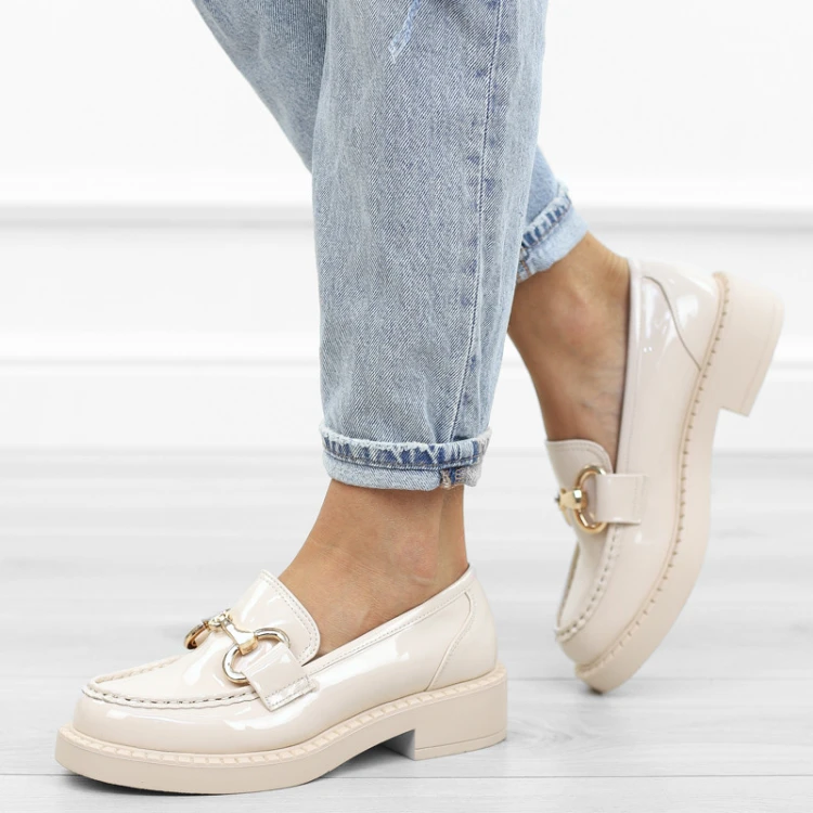 bezowe-loafersy-mokasyny-pobuty-damskie-lakierowan