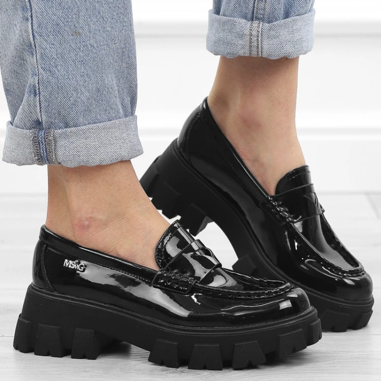czarne-loafersy-mokasyny-pobuty-damskie-lakierowan