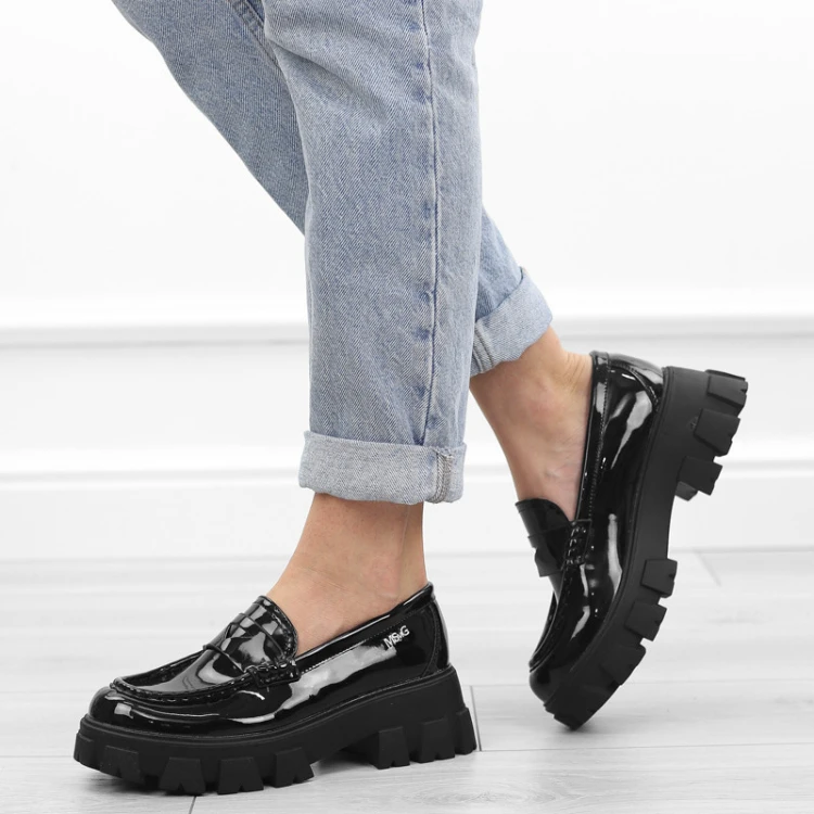 czarne-loafersy-mokasyny-pobuty-damskie-lakierowan
