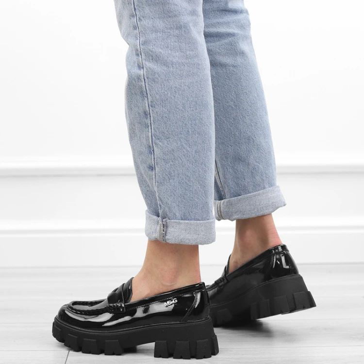 czarne-loafersy-mokasyny-pobuty-damskie-lakierowan