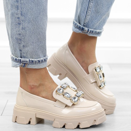 bezowe-pobuty-loafersy-damskie-lakierowane-eleganc