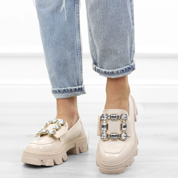 bezowe-pobuty-loafersy-damskie-lakierowane-eleganc