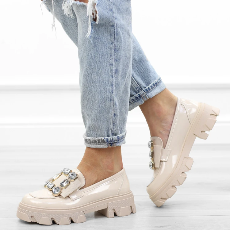 bezowe-pobuty-loafersy-damskie-lakierowane-eleganc