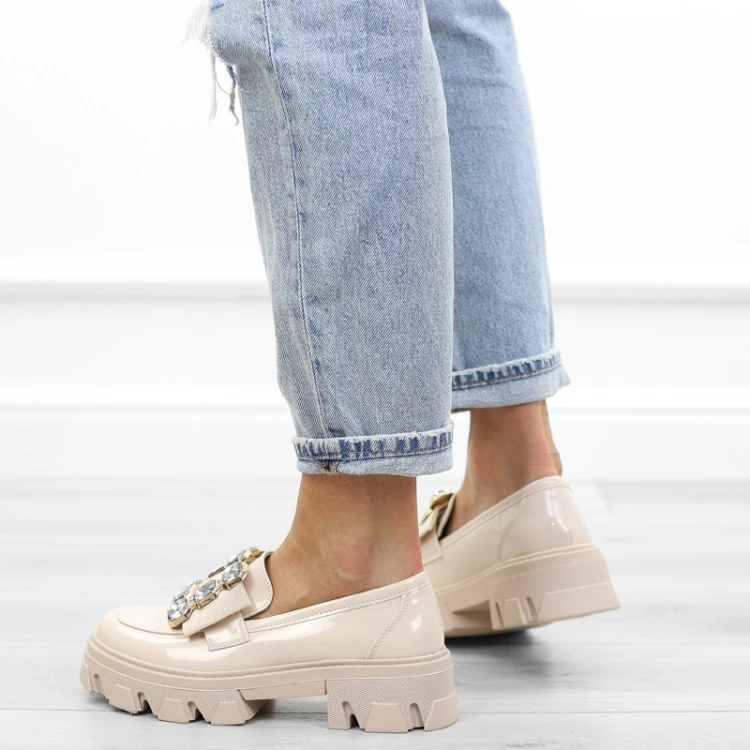 bezowe-pobuty-loafersy-damskie-lakierowane-eleganc