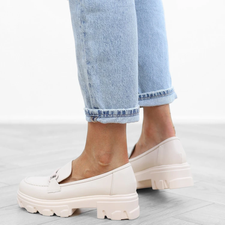 bezowe-loafersy-mokasyny-pobuty-damskie-eleganckie