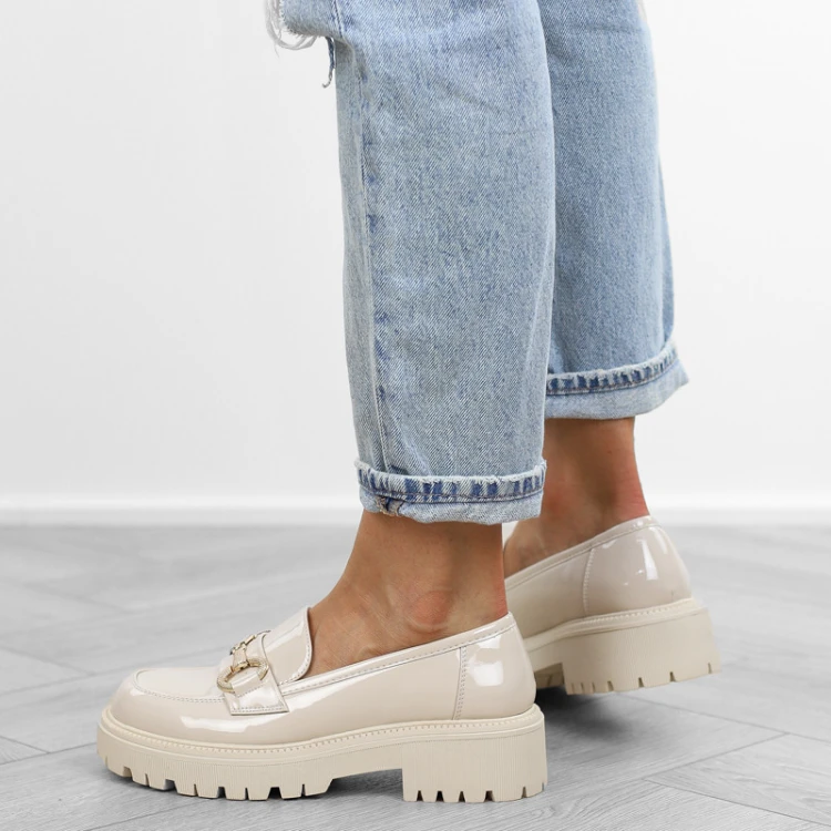 bezowe-loafersy-mokasyny-pobuty-damskie-lakierowan