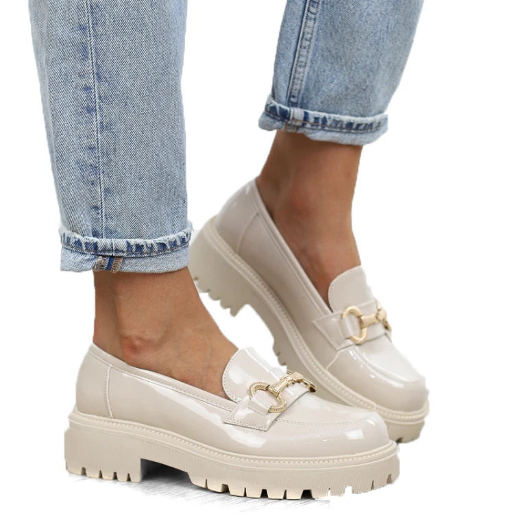 bezowe-loafersy-mokasyny-pobuty-damskie-lakierowan