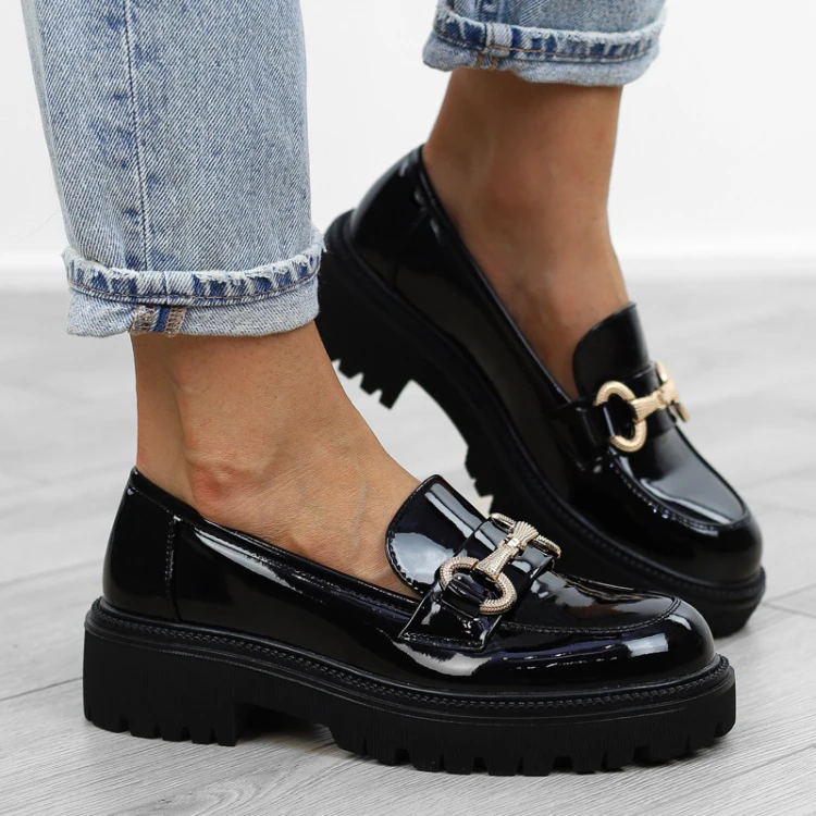czarne-pobuty-loafersy-mokasyny-damskie-lakierowan