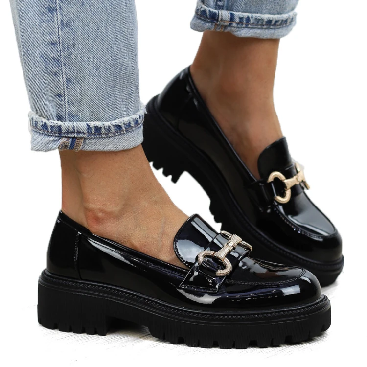 czarne-pobuty-loafersy-mokasyny-damskie-lakierowan