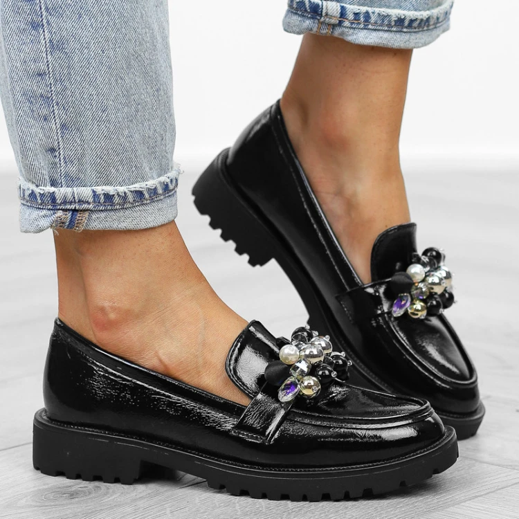 czarne-loafersy-mokasyny-pobuty-damskie-lakierowan