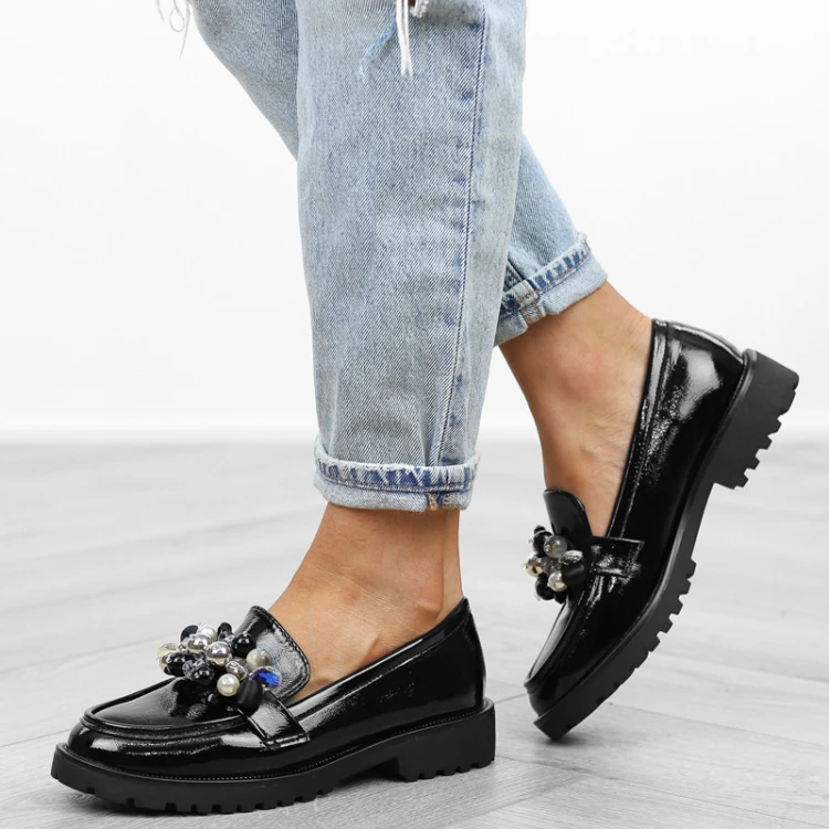 czarne-loafersy-mokasyny-pobuty-damskie-lakierowan