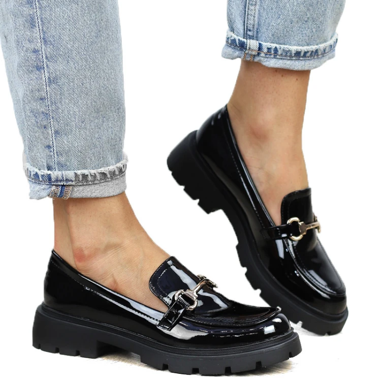 czarne-pobuty-loafersy-mokasyny-damskie-lakierowan