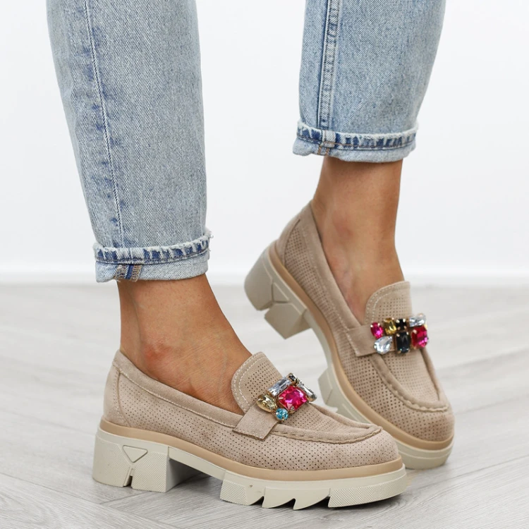 bezowe-loafersy-mokasyny-pobuty-damskie-zamszowe-k
