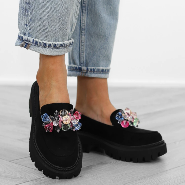 czarne-loafersy-mokasyny-pobuty-zamszowe-kamienie