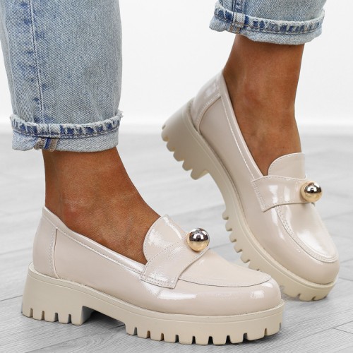 bezowe-loafersy-mokasyny-pobuty-damskie-lakierowan