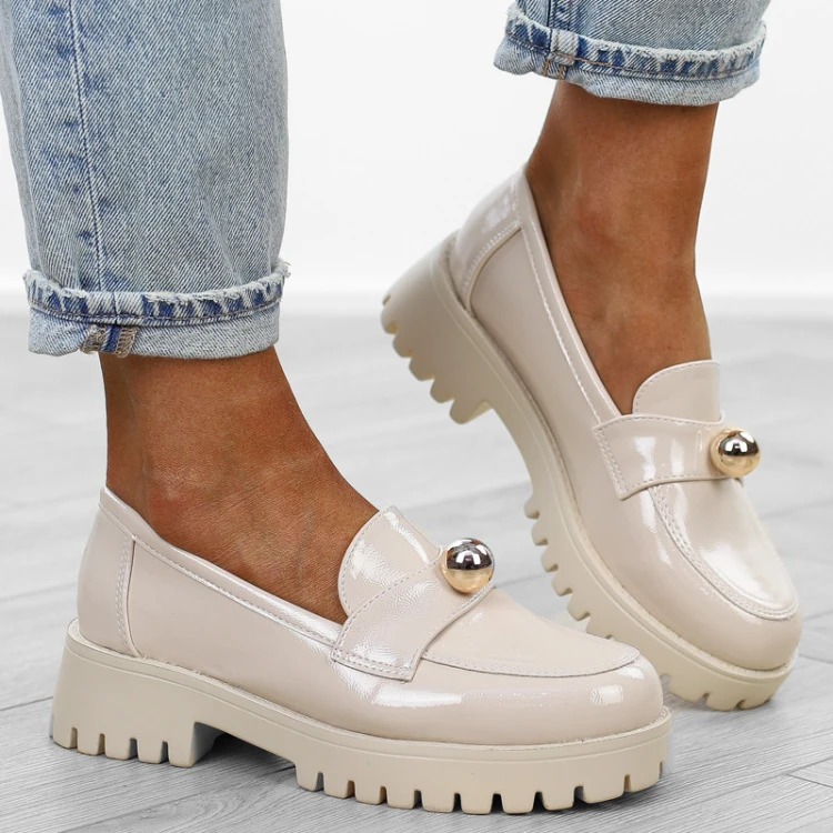 bezowe-loafersy-mokasyny-pobuty-damskie-lakierowan