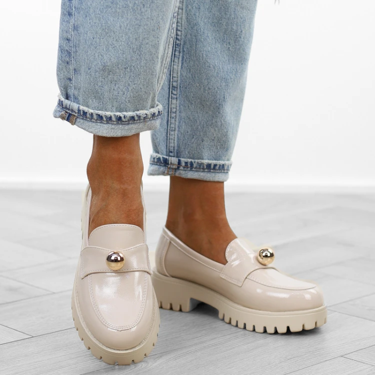bezowe-loafersy-mokasyny-pobuty-damskie-lakierowan