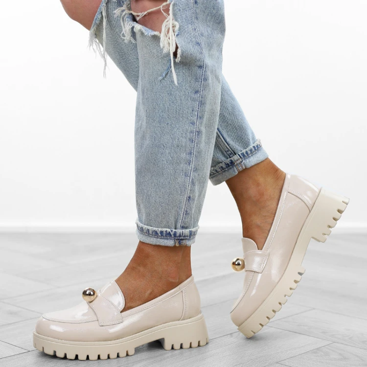 bezowe-loafersy-mokasyny-pobuty-damskie-lakierowan