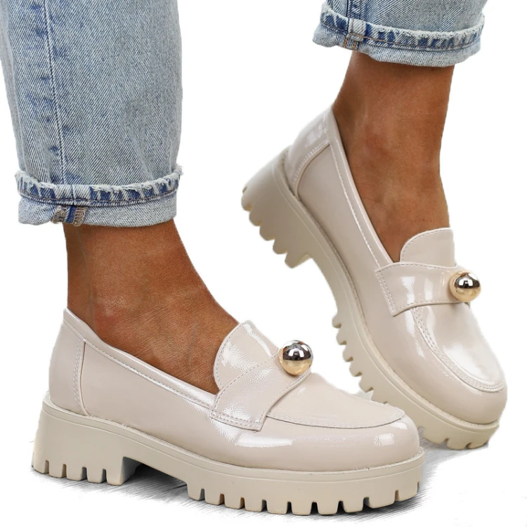 bezowe-loafersy-mokasyny-pobuty-damskie-lakierowan