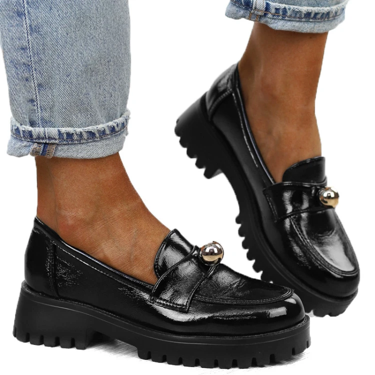 czarne-loafersy-mokasyny-pobuty-damskie-lakierowan