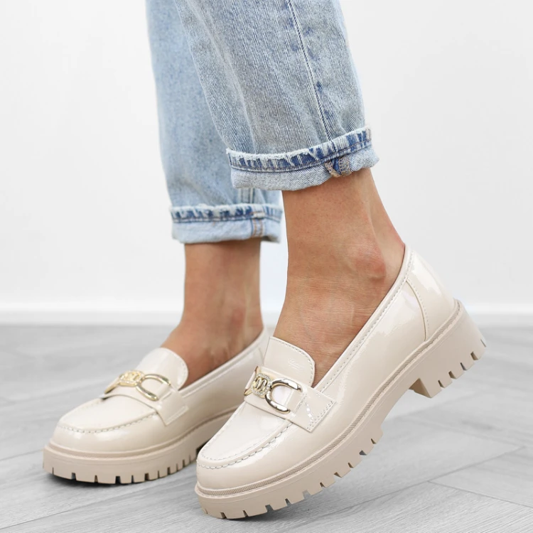 bezowe-loafersy-mokasyny-pobuty-damskie-lakierowan