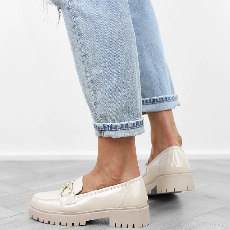 bezowe-loafersy-mokasyny-pobuty-damskie-lakierowan