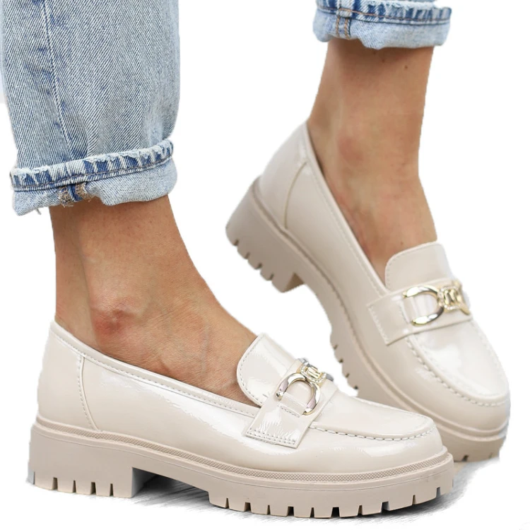 bezowe-loafersy-mokasyny-pobuty-damskie-lakierowan