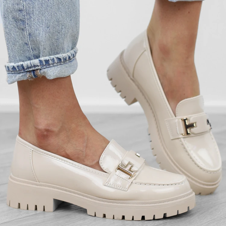 bezowe-loafersy-mokasyny-pobuty-damskie-lakierowan