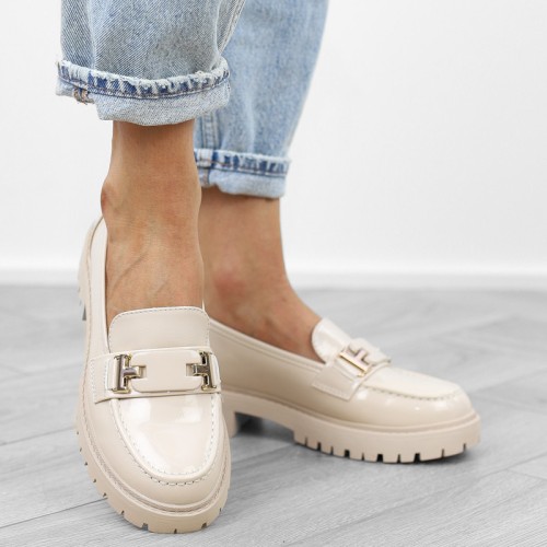 bezowe-loafersy-mokasyny-pobuty-damskie-lakierowan