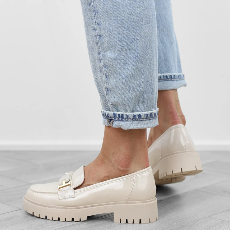 bezowe-loafersy-mokasyny-pobuty-damskie-lakierowan
