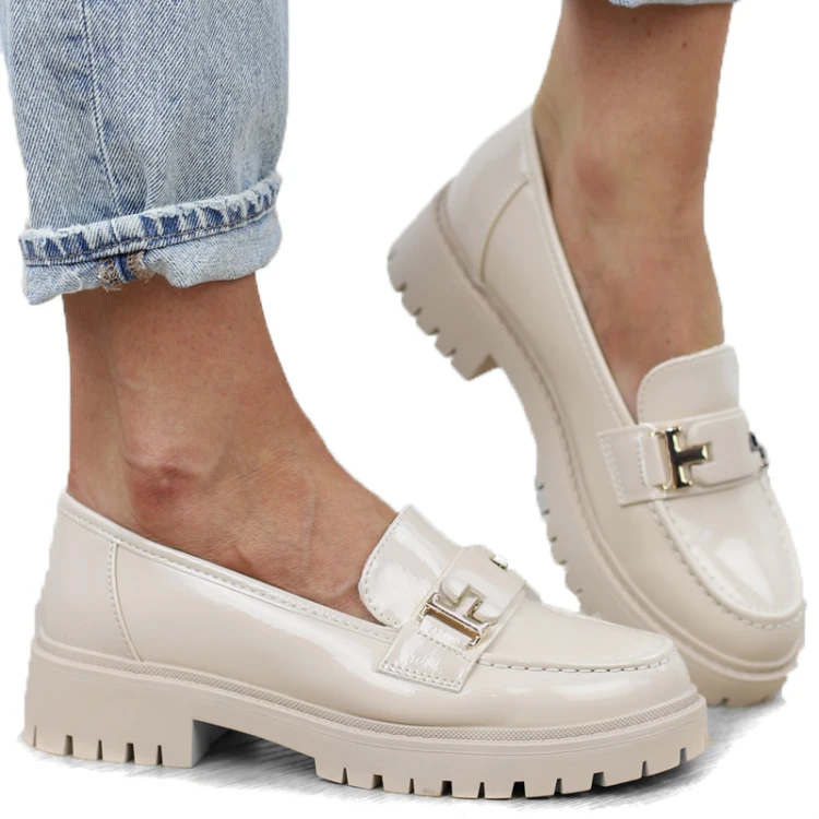 bezowe-loafersy-mokasyny-pobuty-damskie-lakierowan