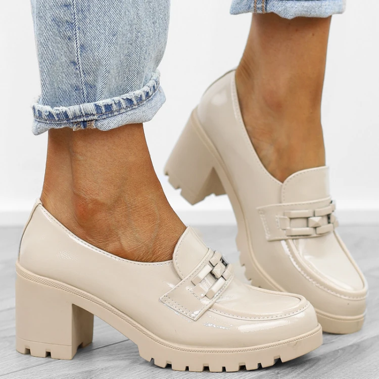 bezowe-pobuty-loafersy-damskie-lakierowane-mokasyn