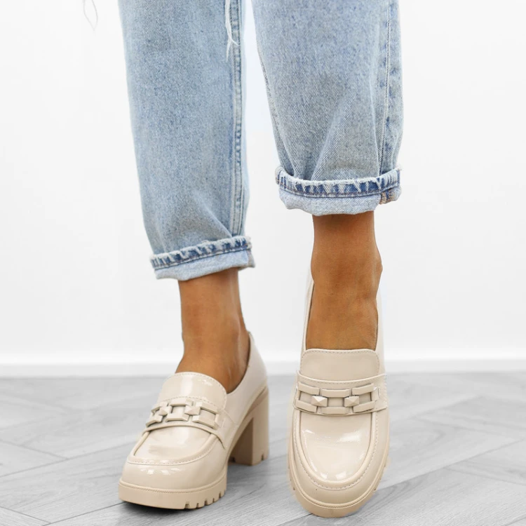 bezowe-pobuty-loafersy-damskie-lakierowane-mokasyn