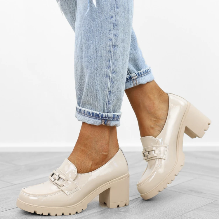 bezowe-pobuty-loafersy-damskie-lakierowane-mokasyn