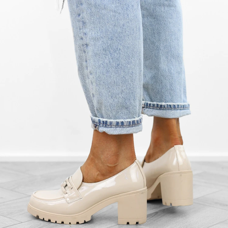 bezowe-pobuty-loafersy-damskie-lakierowane-mokasyn
