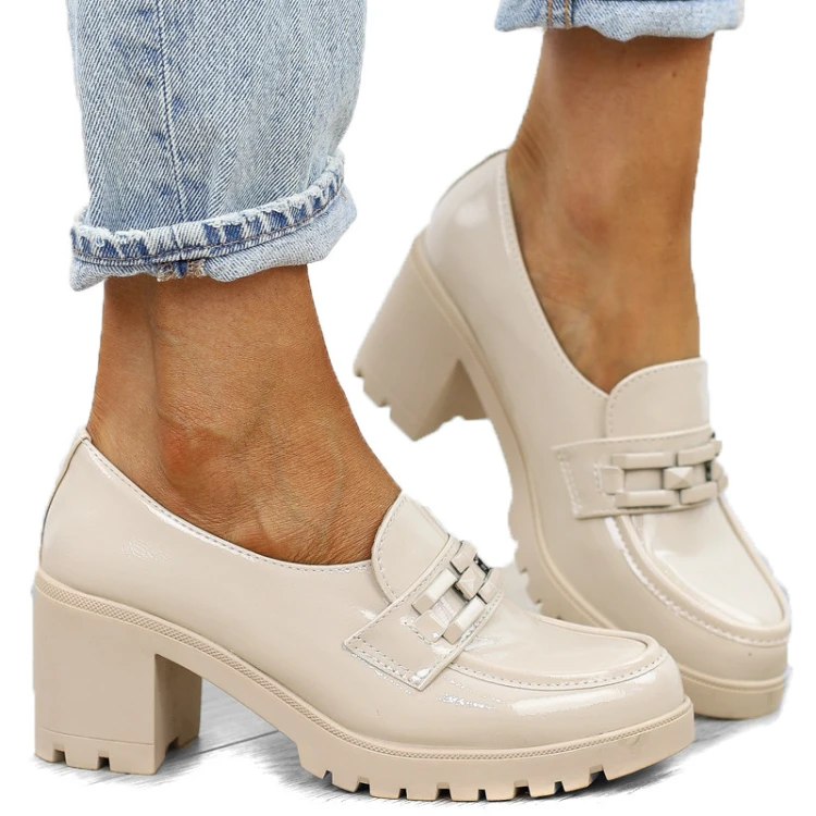 bezowe-pobuty-loafersy-damskie-lakierowane-mokasyn