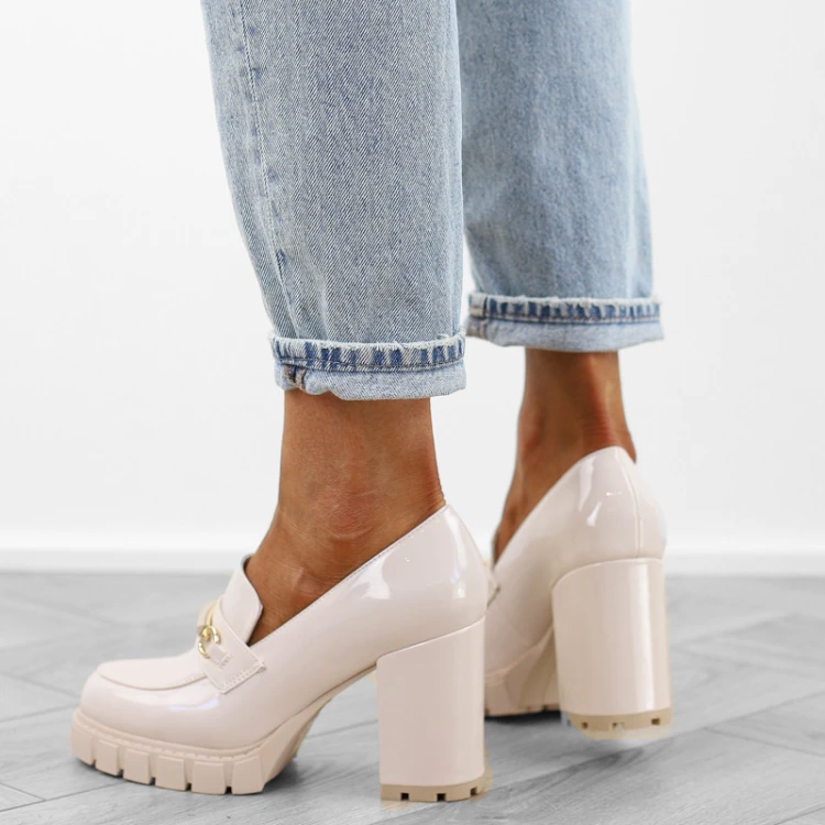 bezowe-loafersy-pobuty-damskie-na-supku-lakierowan