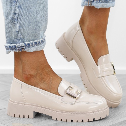 bezowe-loafersy-mokasyny-pobuty-damskie-lakierowan