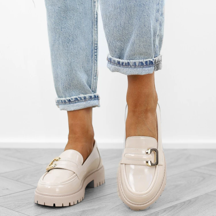 bezowe-loafersy-mokasyny-pobuty-damskie-lakierowan