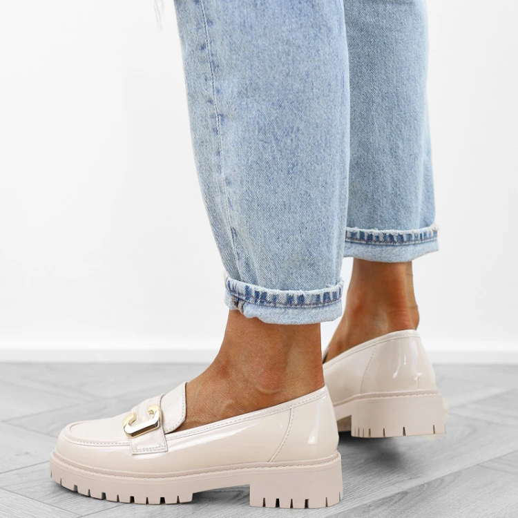 bezowe-loafersy-mokasyny-pobuty-damskie-lakierowan