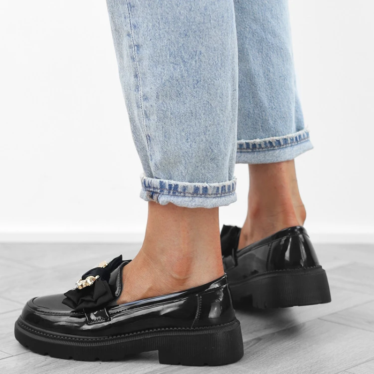 czarne-pobuty-loafersy-mokasyny-damskie-lakierowan