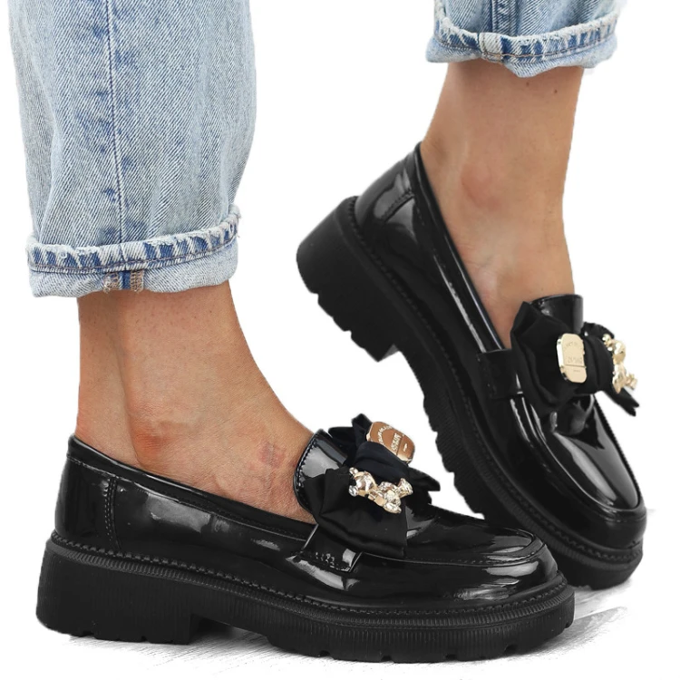 czarne-pobuty-loafersy-mokasyny-damskie-lakierowan
